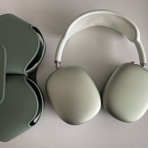 Apple AirPods Max in Sage Green